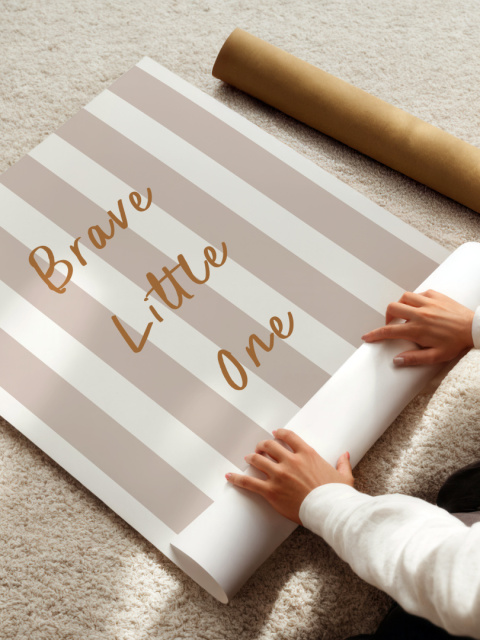 Minimalistyczny napis 'Brave Little One'