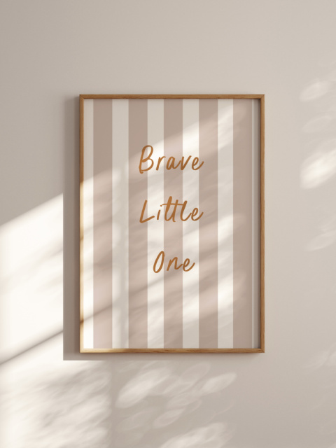 Minimalistyczny napis 'Brave Little One'