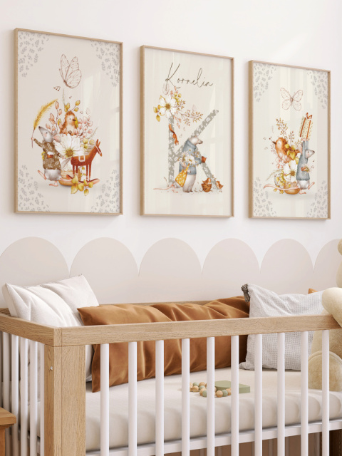 Personalizowany zestaw trzech plakatów z literką i imieniem dziecka w stylu Boho Personalizowany zestaw trzech plakatów z literką i imieniem dziecka w stylu Boho